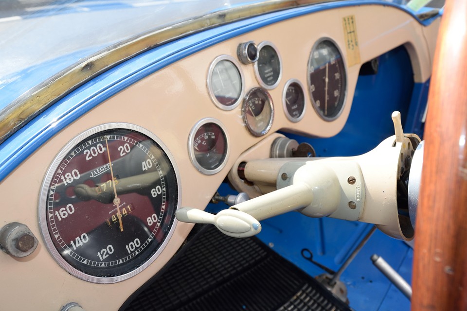 レーシングカーでありながら、大衆車4CVのインテリアパーツを当たり前のように流用する合理性・・・。