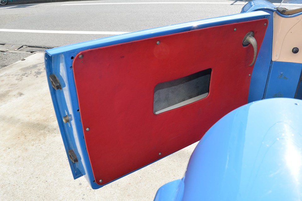 世の中には、こういったビンテージカーでレースを楽しまれている方がいらっしゃいますが、それが目的であれば、少しは理解出来るのですが・・・。