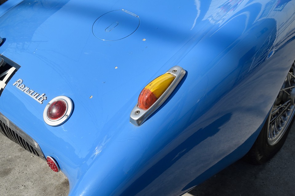 と、この辺で肝心のクルマについてご説明を・・・と言いたいところなのですが、このRenaultBarquetta、インターネットはもちろん、ありとあらゆる書籍を見ても、記載が無く・・・。