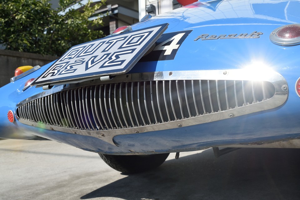 おっと、個人的にこのクルマの最も印象的で、チャームポイントと思えるリアグリルです。飾りのある周りのトリムはステンレス製のようですが、タテの格子はすべてアルミ製！手造り感のある逸品ではないかと・・・。