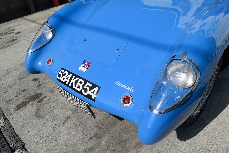 このフロント両サイドの突起状のボディも、この上ない美しさ・・・これを手で叩き出して造った職人さんがいるんですね・・・。