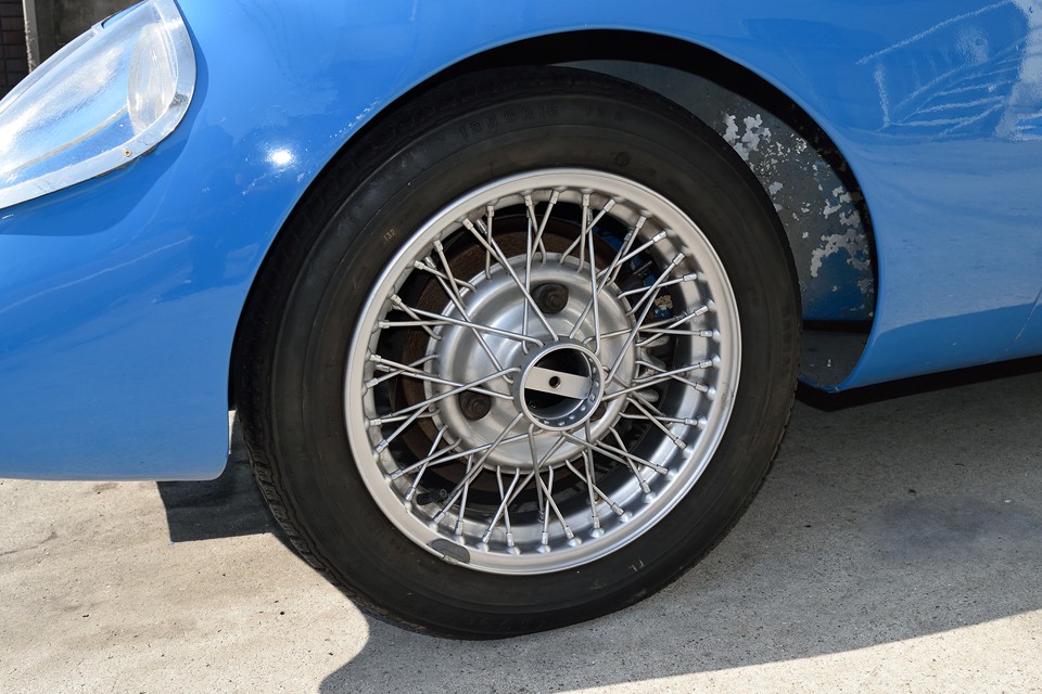 それでは少し画像に添ってご説明を・・・ホイールはご覧のスポークホイールですが、特徴的な3穴ホイール。