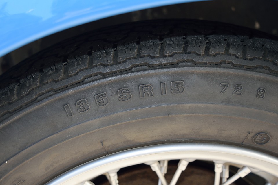 タイヤサイズは135/15。現在Firestone製のタイヤが装着されています。