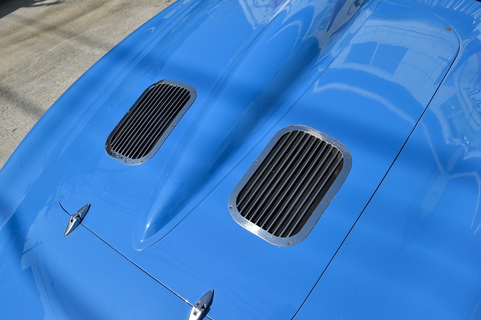 エンジンフードに開けられた換気口・・・う～ん、バロムワンに見えるのは私だけ？！（笑）