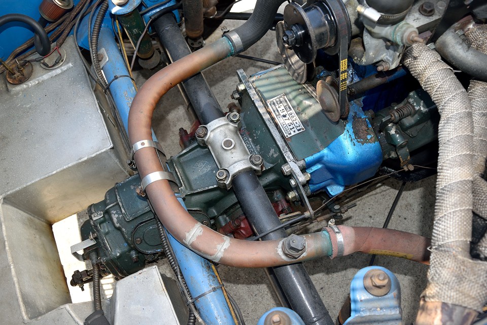 ベースの4CV(R1062)のエンジンスペックはというと、同じく水冷直列4気筒OHV、748ccなのに、最大出力21.3PS /4100 rpm・・・。