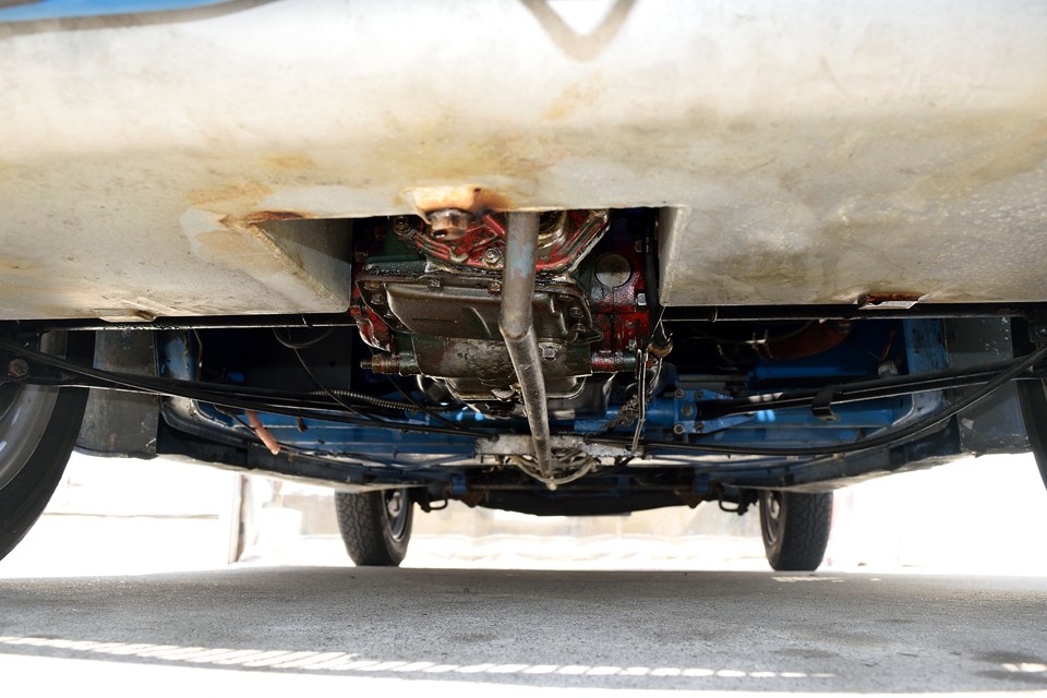 ボディリア、エンジン下廻り。ハイスペックエンジンを囲むように造られたアルミ製燃料タンク・・・まさにレーシングカーのそれ。