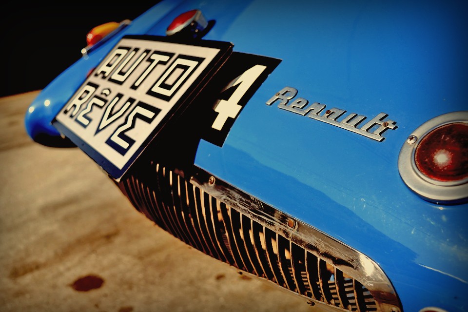 「自由であること、それはRenaultBarquettaを所有出来る事ではなく、伴に素晴らしい時を過ごしたいと望むこと・・・。」