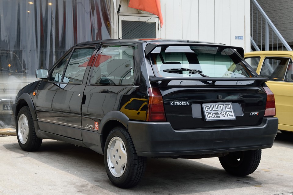 標準装備のルーフスポイラーと、追加されたオプションのリアスポイラーとの2段構えで迫力のリアスタイル！