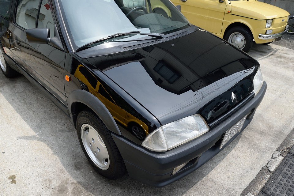 塗装は良く見ると、劣化による細かなクラックや小キズ、後でご説明する塗装ムラ、色褪せもありますが、ご覧の通り、パッと見はツヤもあり、全体的には好印象の個体ではないでしょうか。