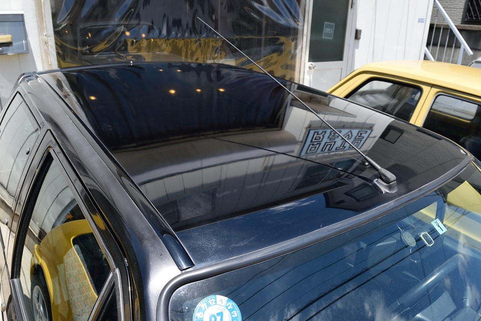 ルーフは再塗装されているようですね。サイド部分を除き、クリア剥げや色褪せも見受けられません。