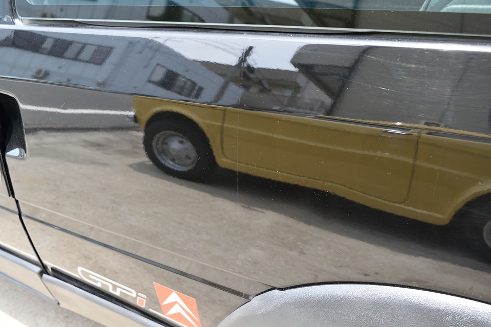 見た目に気になる点を少し詳しくご説明しますと・・・左リアにご覧のタテ長のキズ状のものがあります。擦って出来たキズではなく、雨による塗装の劣化のようです。