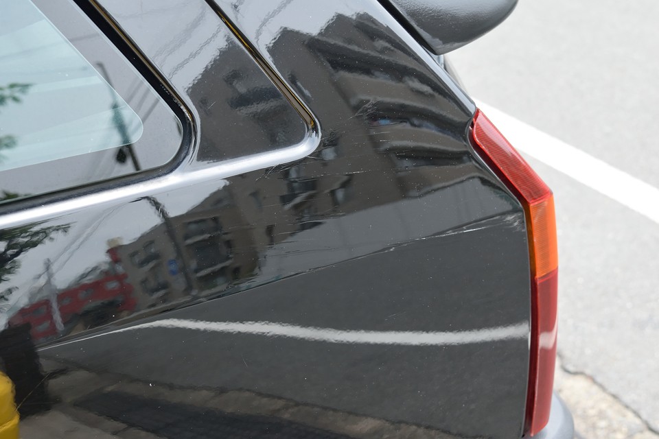 それから、左リアにご覧の塗装跡があります。キズを補修したようですが、粗い仕上げの為、キズ跡が残って見えます。