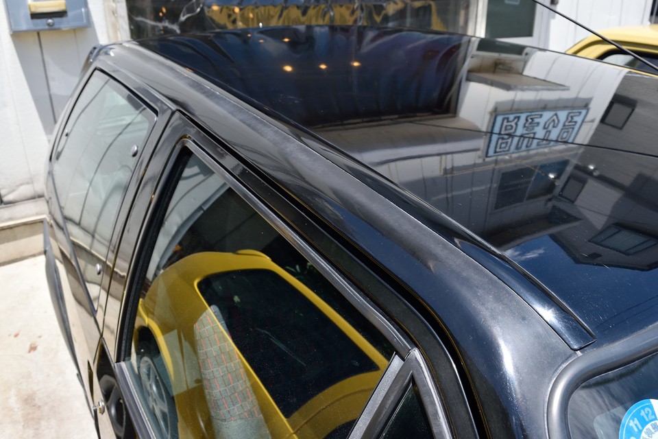 それと、Aピラー～ルーフサイドにかけて、色褪せがあります。日の加減や、見る角度によっては目立たないのですが・・・気になる様でしたら、もちろん補修塗装は可能ですので、ご相談くださいませ。