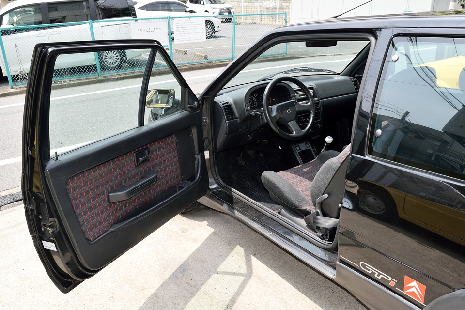 それでは、この個体の一番のアピールポイント！驚愕の程度のインテリアへ！どうぞ～！