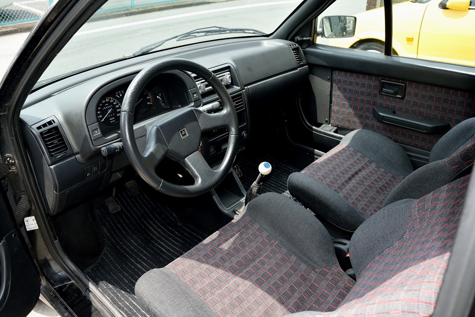 1992年式です。走行10.3万kmです。決して新車カタログのコピペではありませ～ん！（笑）