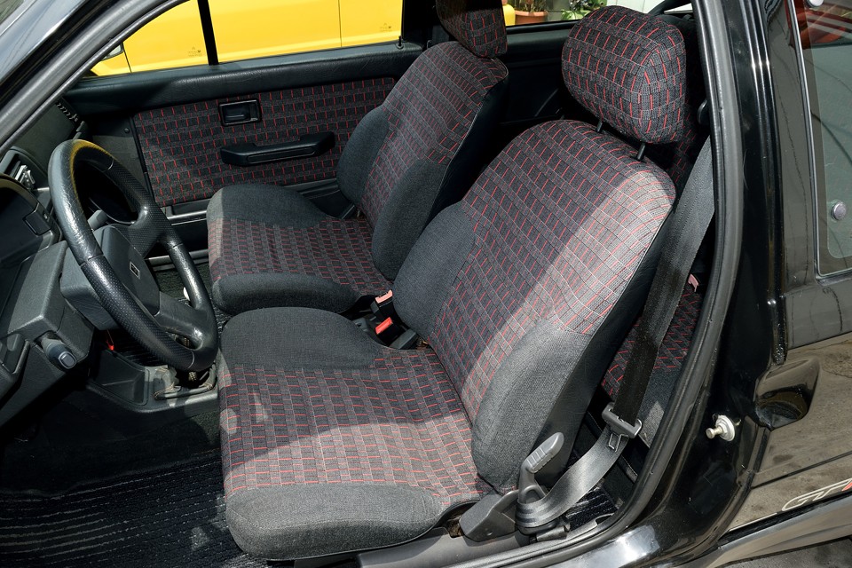 運転席のサイドサポート部に若干のヘタリはどうしてもありますが、他は破れ、スレも見受けられない素晴らしい状態！