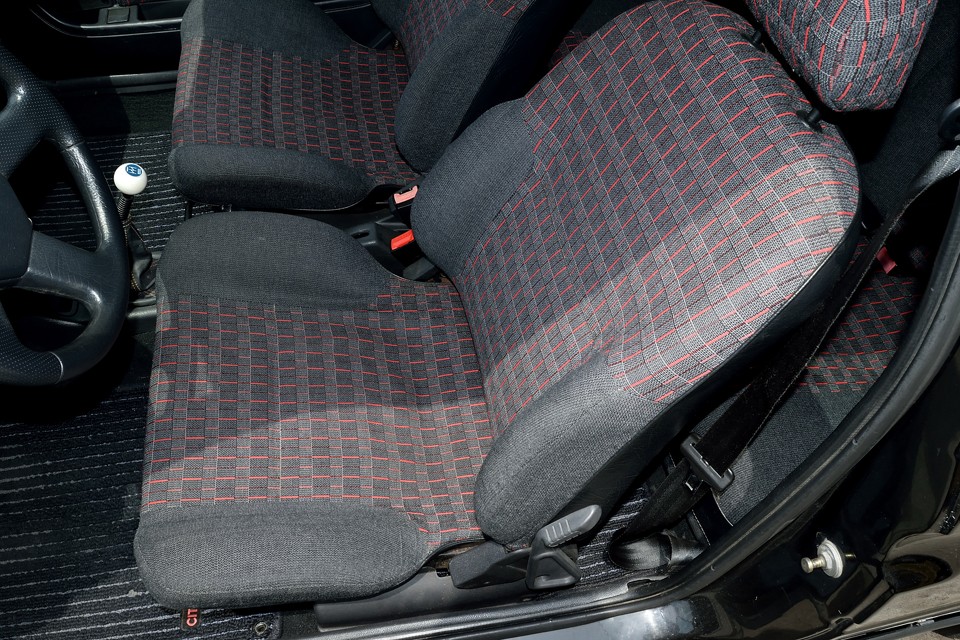 赤黒のオリジナル生地もホツレや目立つ汚れもありません！体を浮かせたまま運転は出来ないはずなのですが？？？