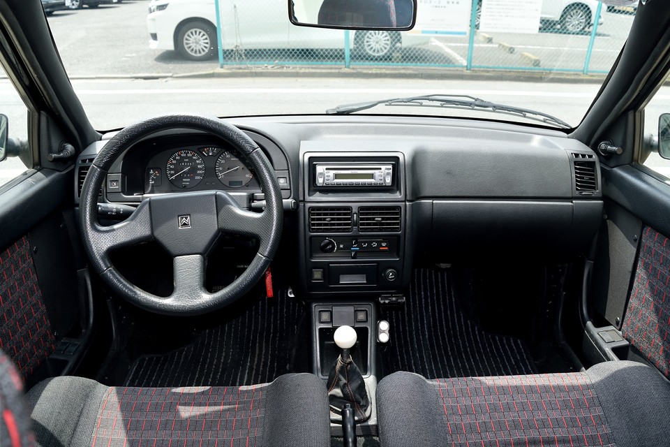 まさに、シンプルイズベストと言った雰囲気のダッシュパネル！ドライビングポジションは、ペダルで合わせると、ハンドルとシフトが少し遠い「あの感じ！」・・・慣れるといいんですよ、これが。