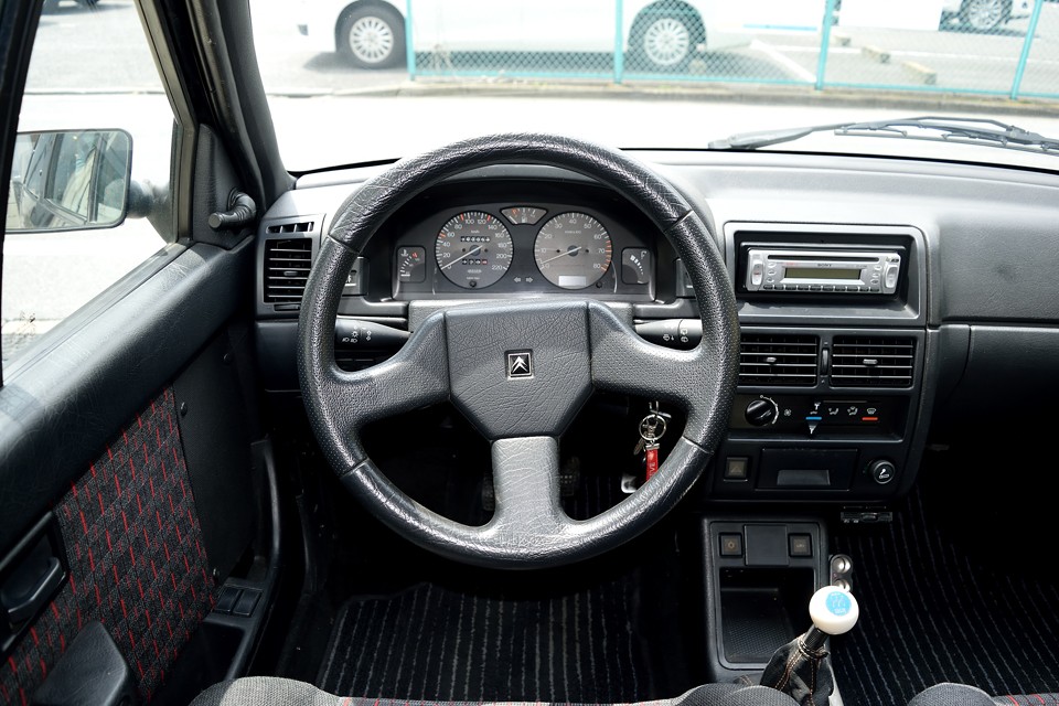 そして、スカットルの低いフランス車独特の視界は、「さぁ、ドライビングを存分に楽しもう！」と言わんばかり！