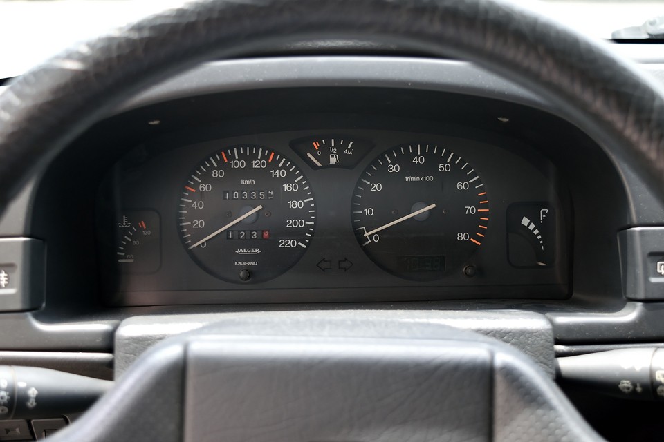 実走行10.3万km！気になるタイベルは・・・って言うか、気になる他の部分も含め、弊社入庫時に、タイミングベルトキット、Ｗポンプ、サーモスタット、ラジエター本体、ブレーキマスタシリンダー、ブレーキフルード、カップキット、ミッションマウント、バッテリー、これらをすべて新品交換済！更にブレーキキャリパーもOH実施済！・・・勢いで・・・また・・・やってしまいました（苦笑）