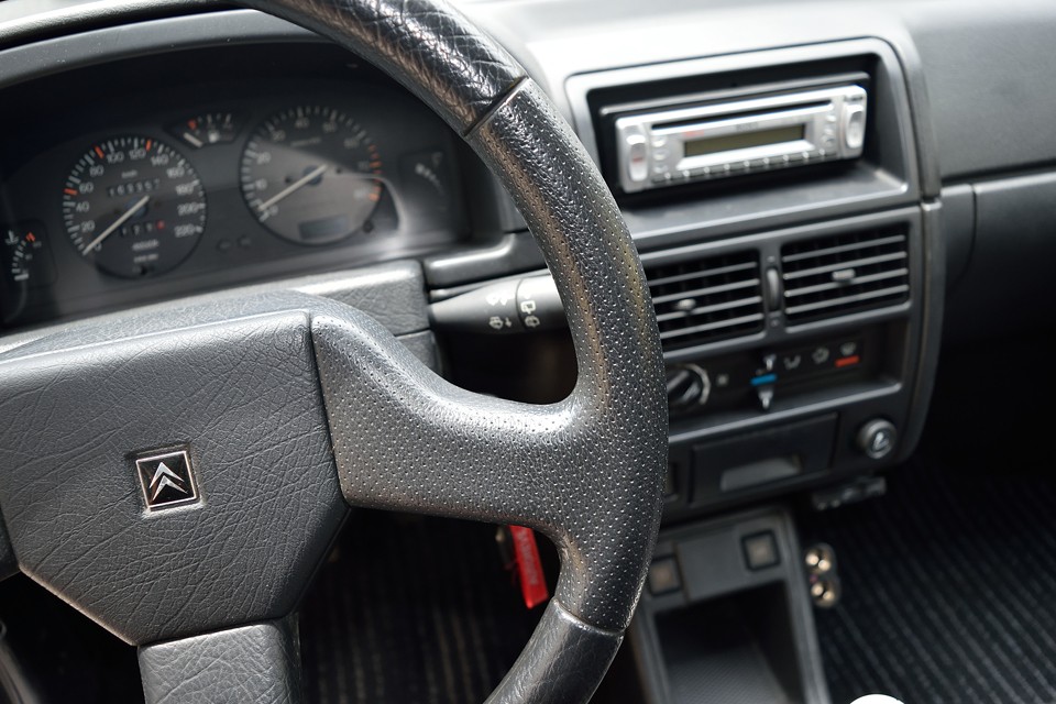 体を浮かせて運転するだけでなく、ハンドルに触れずに運転もされていたようです（笑）