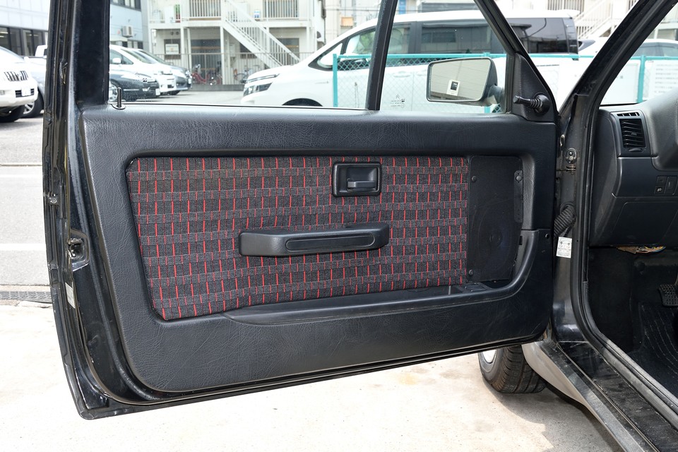 ドア内張りも、もちろん清潔そのもの！機関好調で、その上、これだけ清潔なインテリアですから、気持ち良くお乗りいただけるかと・・・。