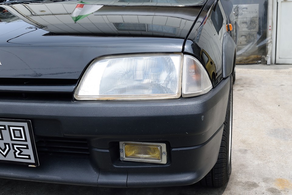 ヘッドライト、フォグランプはガラス製ですので、白濁の心配はありません。この年式のGTi用ホワイトウインカーレンズも近年交換されたのでしょうか？ほとんど劣化は感じない状態です！