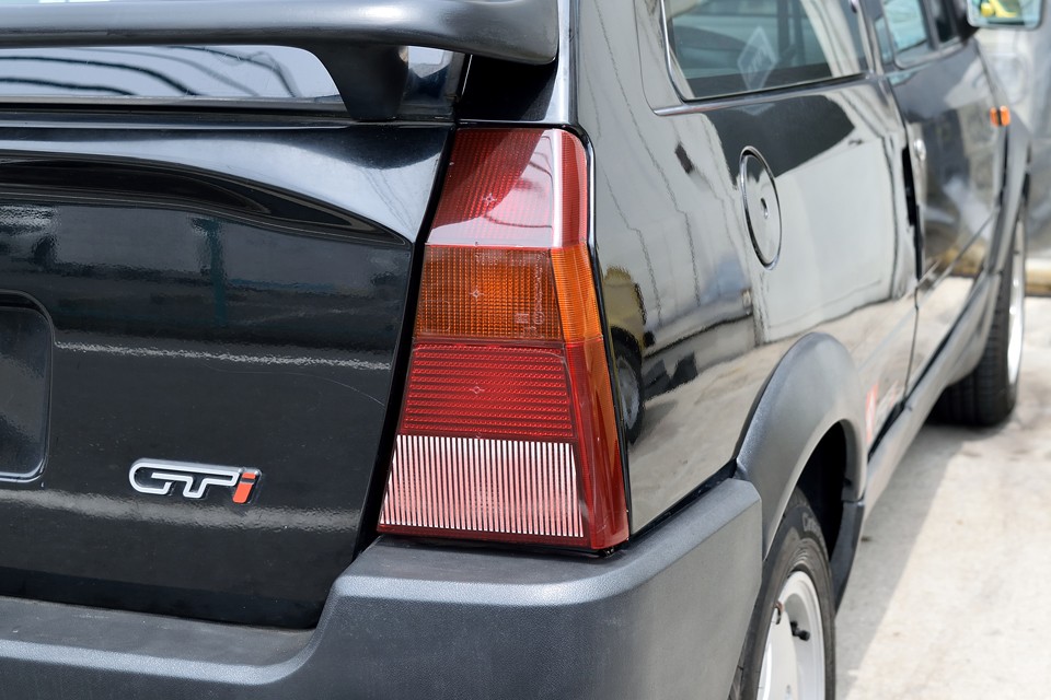 少しスモークが入ったような、濃い赤と橙のリアレンズも、欠けやヒビはもちろん、色褪せも感じません。