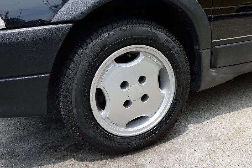 GTi 純正の4穴アルミホイールはガリキズが少し多いですが、タッチアップ済なので、それほど気にならないのではないかと・・・。