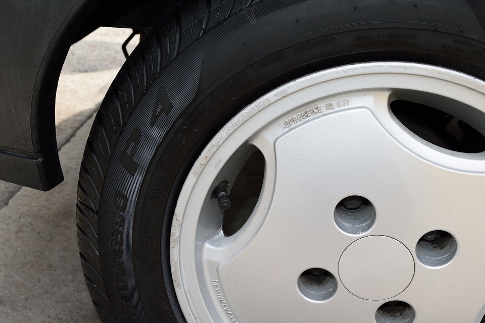 良く見ると、こんなガリキズが結構あるのですが、キレイにタッチアップされています。