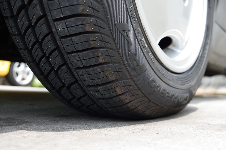 タイヤ残溝は8～9分山とタップリ！少し古いようですが、ヒビは見受けられません。タイヤサイズはノーマルの185/60R13から175/65R13へと変更されています。これ、乗り心地改善＆オモステ対策に効果的！前オーナー様・・・解かっていらっしゃる！