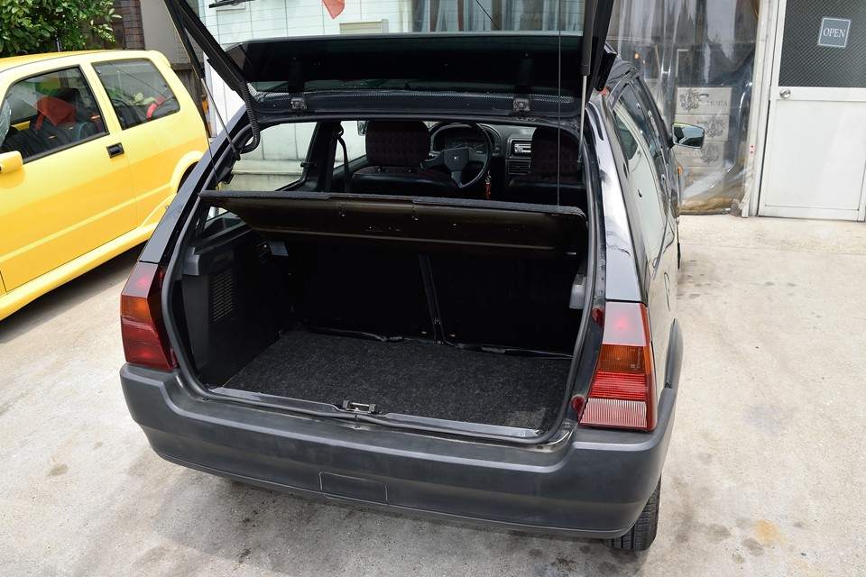 このボディサイズでこのラゲッジスペースは立派！日常使用には十分！もちろんリアシートをたためば、更に広大なスペースに！