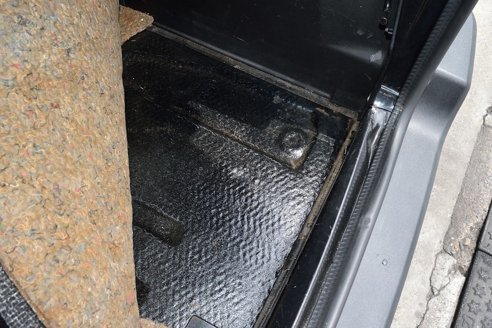 トランク床面です。修復歴はもちろん、酷いサビが無いのもお判りいただけるかと・・・安心ですね。