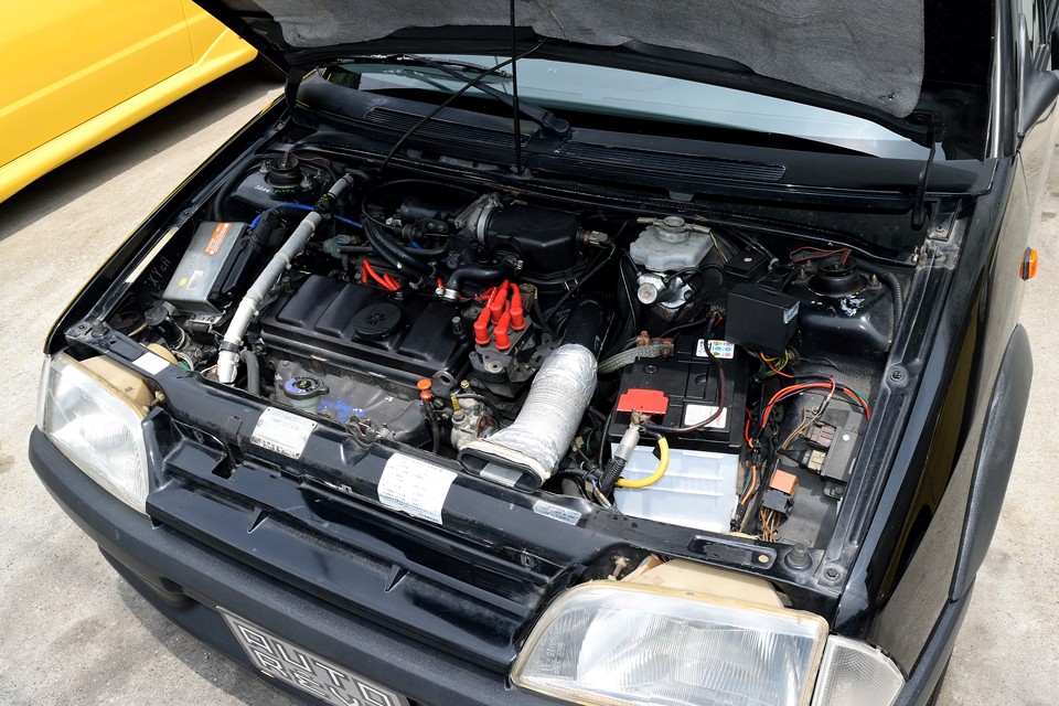 水冷直列4気筒OHC、1360cc、最高出力95ps/6600rpm、最大トルク12.2kg・m/4200rpm を発生するエンジン！非力に思えるかもしれませんが車両重量は、たったの820kgなので、そりゃもうキビキビ走る事、走る事！