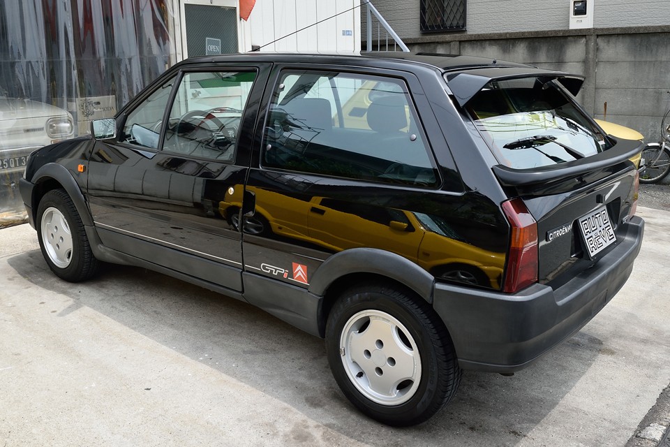 視界が傾くほどロールしながらも、最後までしっとりと粘る足のおかげで、クルッと、いとも簡単にコーナーを回る身のこなしを体験してしまうと、クルマは軽さが命！と改めて痛感させられるわけで・・・そして更に・・・。