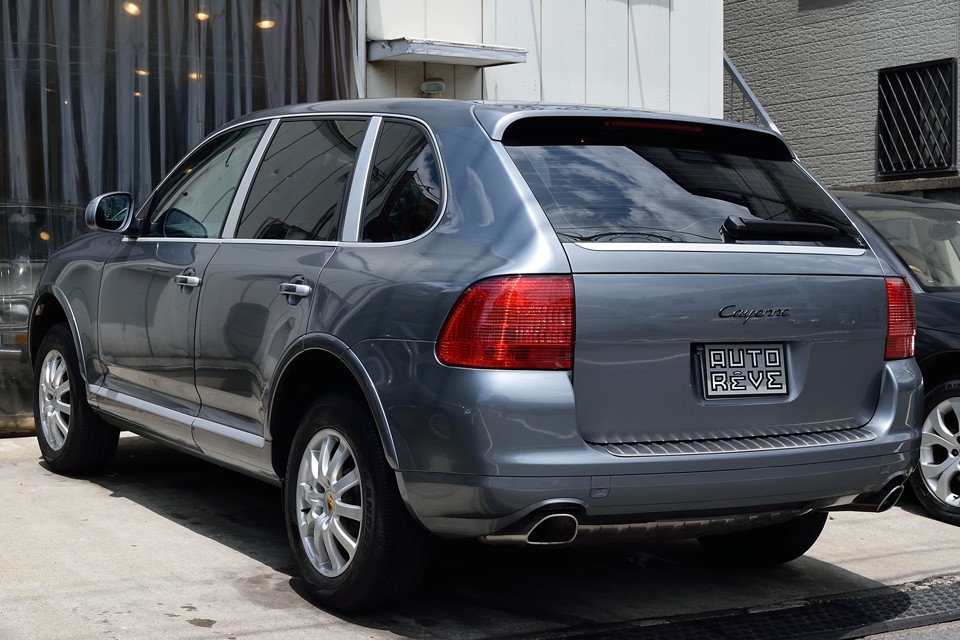 いわゆるベースグレードなので、装備充実、高性能、高級グレード好きの、そっち系の方向けとは真逆の、余分な物が無い分、ポルシェのクルマ造りの本質が良く見える、純粋にクルマ好きの方向けのグレード！ちなみにこの右ハンドル、MTモデル、並行車では御座いません！れっきとしたディーラー車ですので、今後のメンテも安心！