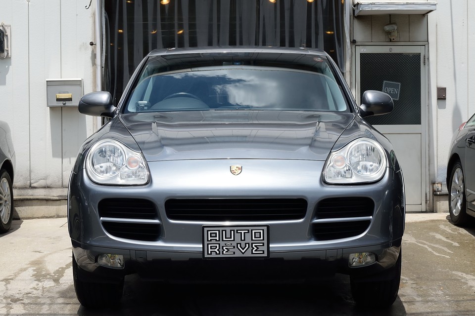 ボディカラーも、白、黒がほとんどのカイエンとは、一線を画す「普通感」のある チタニウムメタリック で、このマニュアル・カイエンの性格を表していると思います。気負わない雰囲気が好感を持てます！