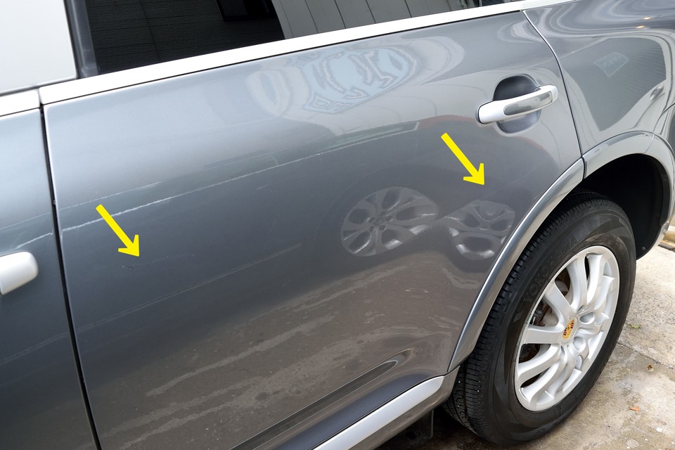 そうは言っても、それなりに年月を経過したおクルマですので、キズはあるわけで・・・ボディで気になるのは以下の3点でしょうか。まずは、写真ではほとんど判らない程度ではありますが、左リアドアに少し凹みを伴う線キズがあります。