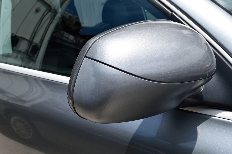 そして、右ドアミラーの端っこにキズの補修跡？塗装がくもっている部分があります。