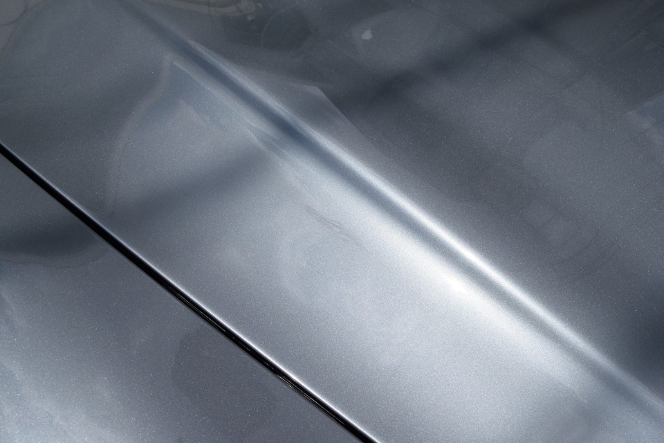 最後は、これもまた写真では少し判りづらいですが、ボンネットに3cmほどのタッチアップ補修跡があります。って言うか、大きなボディで、これだけなので、むしろ優秀かと・・・。