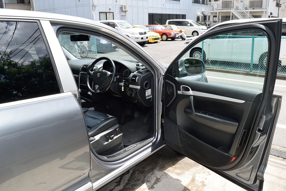 それでは、往年のポルシェを彷彿とさせる、質実剛健のコックピットへ。