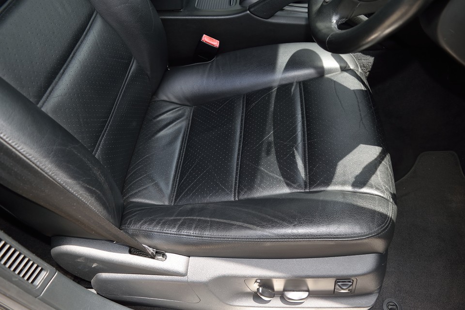 一番使用頻度の高い運転席には、ご覧の程度の使用感はありますが、年式を考えますと、かなり良い状態だと言えます。レーシーなパンチングレザーが、これまたポルシェらしい！