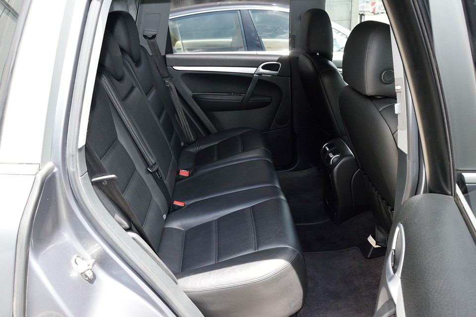 リアシートは、あまりご使用にならなかったのでしょうね。ほとんど使用感の無い、とても清潔な状態です。