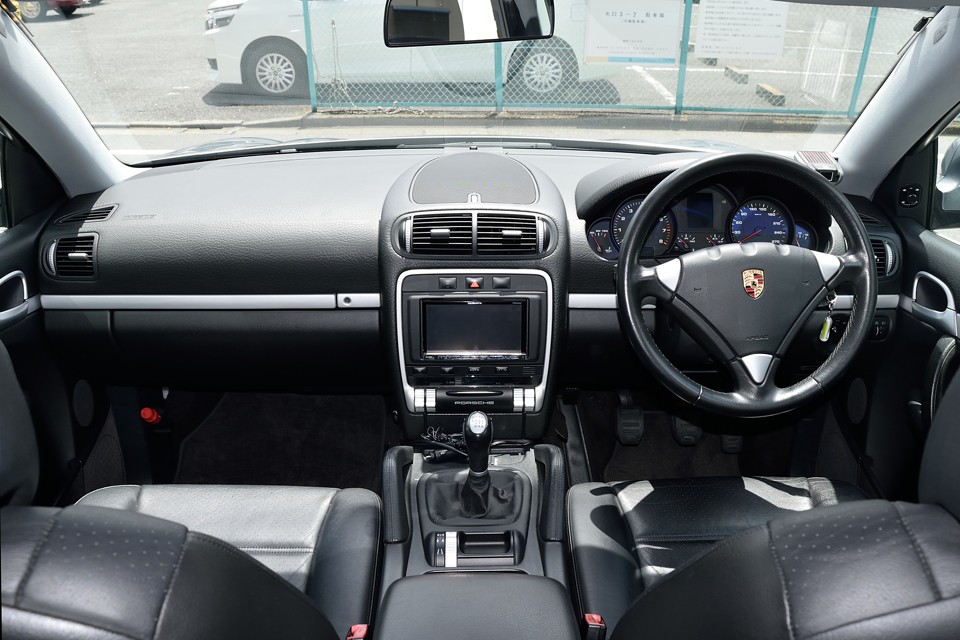 細部にわたって綿密に造り込まれた感のあるコックピットデザイン。奇を衒わず、シンプルなものを真面目にシッカリと造り込むからこその、この安定感！