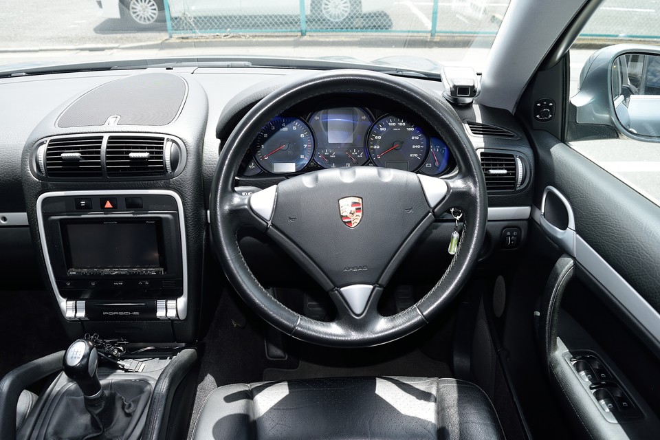 名車911もそうですが、使えば使い込むほどに、馴染んでくる操作系ではないかと・・・。14年も経過しているのに、古さを感じさせないのは、さすがです。長くお乗りになるなら、結局はこういったものが良いんでしょうね。