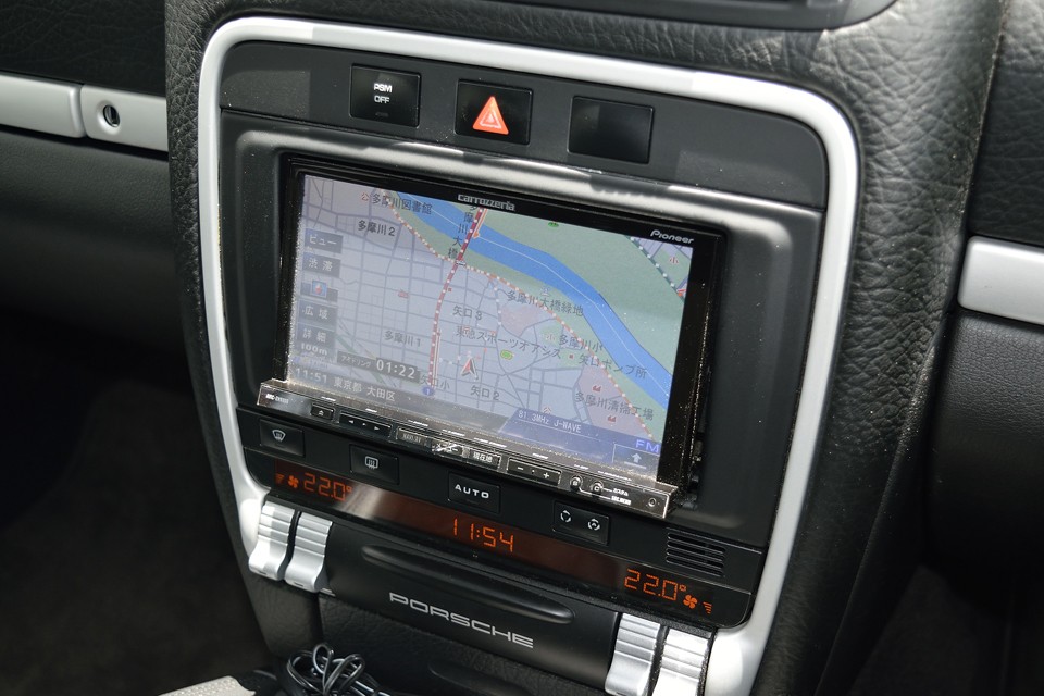 ナビはカロッツェリア製HDDナビ、AVIC-ZH9000を装備。AVサーバー機能はもちろん、地デジTV、DVD-V、CD、チューナー･5.1ch対応、WMA、MP3、AAC、DivXにも対応！