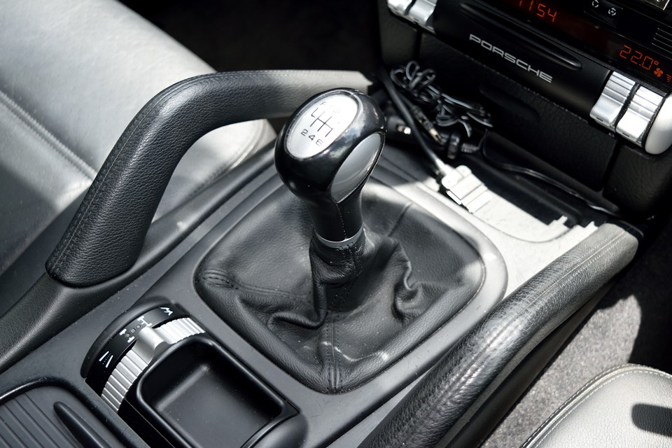 そして、紛れも無いMT車！6速マニュアルです。自在に操る楽しみが有るのはもちろんの事、比較的、信頼性があると言われているカイエンのATですが、万が一壊れた場合は莫大な費用が・・・更に言えば、今となっては悩みの種でしかないエアサスも、このグレードは無し！これ、精神的には、かなりよろしいかと・・・。