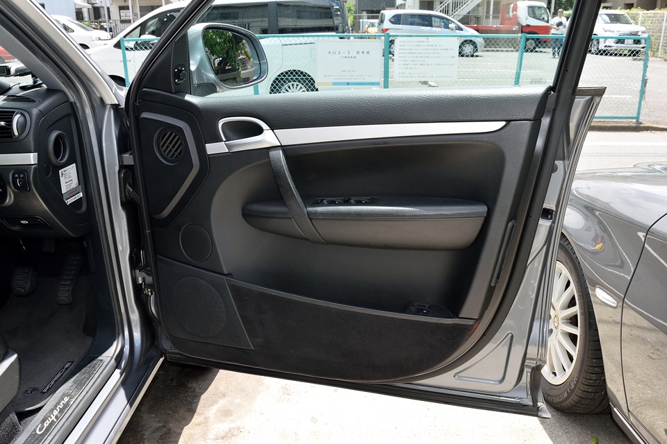 ダッシュパネル同様、黒＆シルバーのフロントドア内張り。「大切にお乗りだったんですね。」と、思わず言ってしまうくらい、かなり清潔な状態！