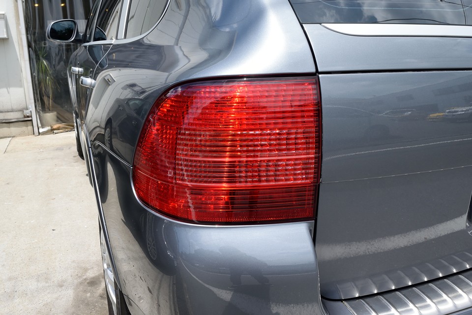 大きなリアレンズは、割れはもちろん、ご覧の通り、色褪せも見受けられません。