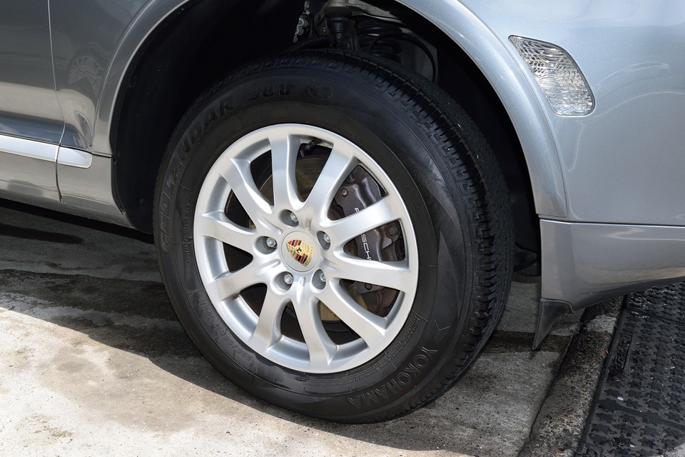 純正の17インチホイールは、1ヵ所にキズがある他は、かなりキレイな状態です。センターキャップのポルシェロゴもクッキリ！